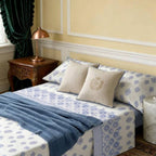 Juego de cama de tres piezas apto para todas las estaciones, que incluye una sábana, una sábana ajustable y fundas de almohada. Medidas: 90 cm, 105 cm, 135 cm, 150 cm y 180 cm.