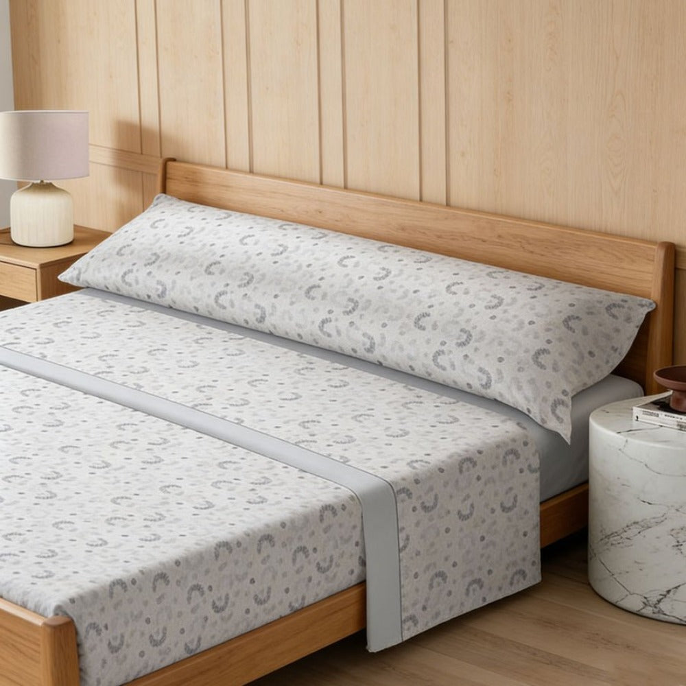 Juego de cama de tres piezas apto para todas las estaciones, que incluye una sábana, una sábana ajustable y fundas de almohada. Medidas: 90 cm, 105 cm, 135 cm, 150 cm y 180 cm.