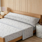 Juego de cama de tres piezas apto para todas las estaciones, que incluye una sábana, una sábana ajustable y fundas de almohada. Medidas: 90 cm, 105 cm, 135 cm, 150 cm y 180 cm.