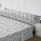 Juego de cama de tres piezas apto para todas las estaciones, que incluye una sábana, una sábana ajustable y fundas de almohada. Medidas: 90 cm, 105 cm, 135 cm, 150 cm y 180 cm.