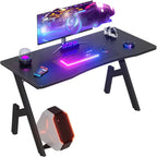 Escritorio Gaming en Forma de A Furnishia con Tapa de Fibra de Carbono y Alfombrilla para Ratón - Amplio Escritorio Ergonómico para PC, Estación de Trabajo de Oficina, Configuración de Streaming/YouTube - Portavasos y Gancho para Auriculares, Montaje,