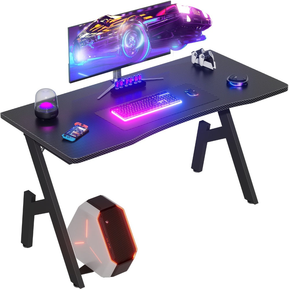 Escritorio Gaming en Forma de A Furnishia con Tapa de Fibra de Carbono y Alfombrilla para Ratón - Amplio Escritorio Ergonómico para PC, Estación de Trabajo de Oficina, Configuración de Streaming/YouTube - Portavasos y Gancho para Auriculares, Montaje,