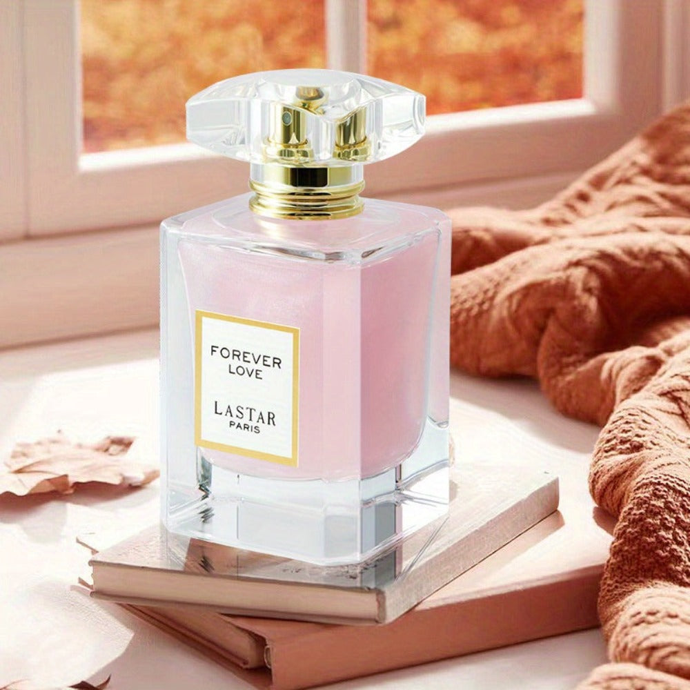 LASTAR Paris Forever Love Fragrance 1.86Oz, una fragancia floral romántica con aroma a rosa, jazmín, vainilla y pachulí. Ofrece un aroma suave y refrescante, es de larga duración y viene en un elegante frasco de vidrio rosa con tapa dorada.