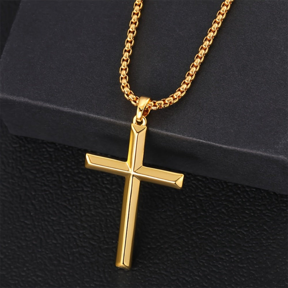 Este elegante y moderno collar con colgante para hombre está hecho de plata 925 y plateado con oro de 18K. Incluye una cadena tipo caja y un colgante de cruz tridimensional.