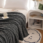 Manta de Pelo Sintético de Tejido Jacquard Premium - Textura Ultra Suave como Terciopelo, Hipoalergénica y Antiestática - Bordes Doble Costura para Mayor Durabilidad - Calidez Invernal Acogedora - Lavable a Máquina, Ligera, Ideal para Regalos de Fiestas y