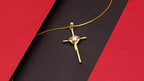 Esta elegante collar de cruz cuenta con plata de 925 y circonita dorada, lo que la hace ideal para el uso diario. Es un maravilloso regalo para mujeres en ocasiones como el Día de San Valentín, Navidad o aniversarios, y viene bellamente empaquetado en una