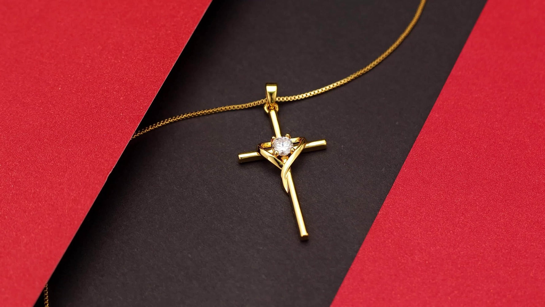 Esta elegante collar de cruz cuenta con plata de 925 y circonita dorada, lo que la hace ideal para el uso diario. Es un maravilloso regalo para mujeres en ocasiones como el Día de San Valentín, Navidad o aniversarios, y viene bellamente empaquetado en una