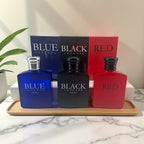 Un juego de tres colonias para hombre (botellas roja/negra/azul, se pueden vender por separado), con capas ricas de fragancia, que muestran el encanto individual y un temperamento maduro y misterioso
