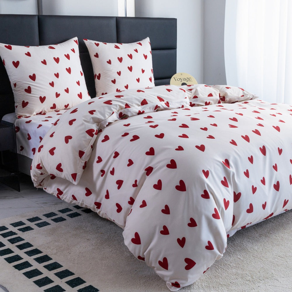 ¡Un conjunto de ropa de cama elegante en un color moderno que cambiará tu dormitorio! El conjunto incluye: 1 funda de edredón + 2 fundas de almohada (sin relleno). La tela suave y transpirable proporcionará comodidad durante todo el año - ¡perfecto para c