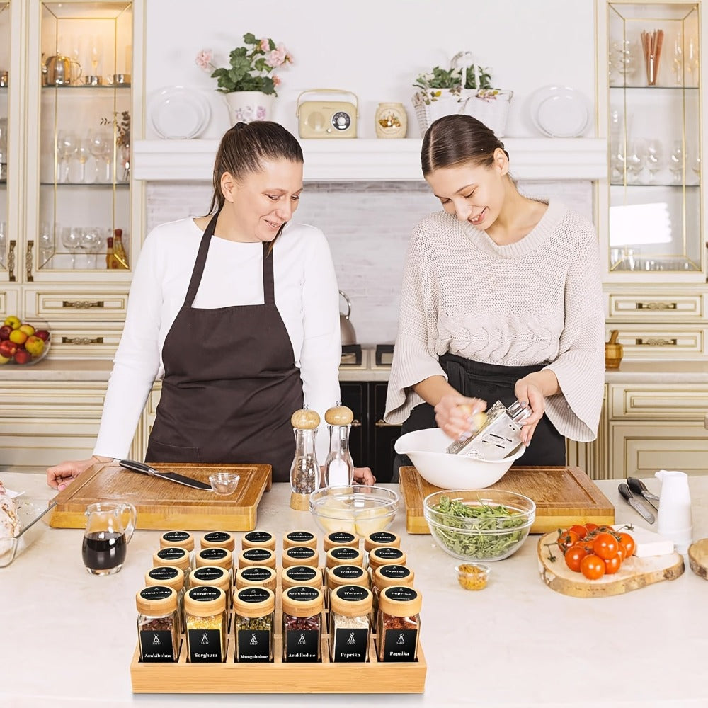 Juego de 24 tarros de especias con estante de bambú, tarros de especias de cristal con etiquetas alemanas negras y tapas de bambú herméticas, recipiente para especias con embudo grande de acero inoxidable, organizador de especias fácil de mover
