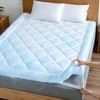 Cubrecolchón cómodo de 1200 GSM, ultrasuave, refrescante y transpirable para todas las estaciones, de fácil cuidado, lavable a máquina, con bandas elásticas resistentes.