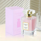 LASTAR Paris Forever Love Fragrance 1.86Oz, una fragancia floral romántica con aroma a rosa, jazmín, vainilla y pachulí. Ofrece un aroma suave y refrescante, es de larga duración y viene en un elegante frasco de vidrio rosa con tapa dorada.