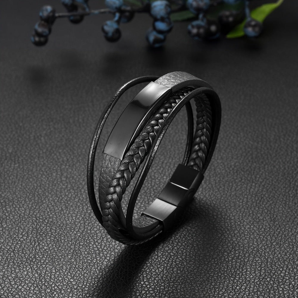 Un brazalete tejido multicapa diseñado para hombres, equipado con un cierre curvo de marca. Su longitud ajustable lo convierte en un regalo ideal para hombres
