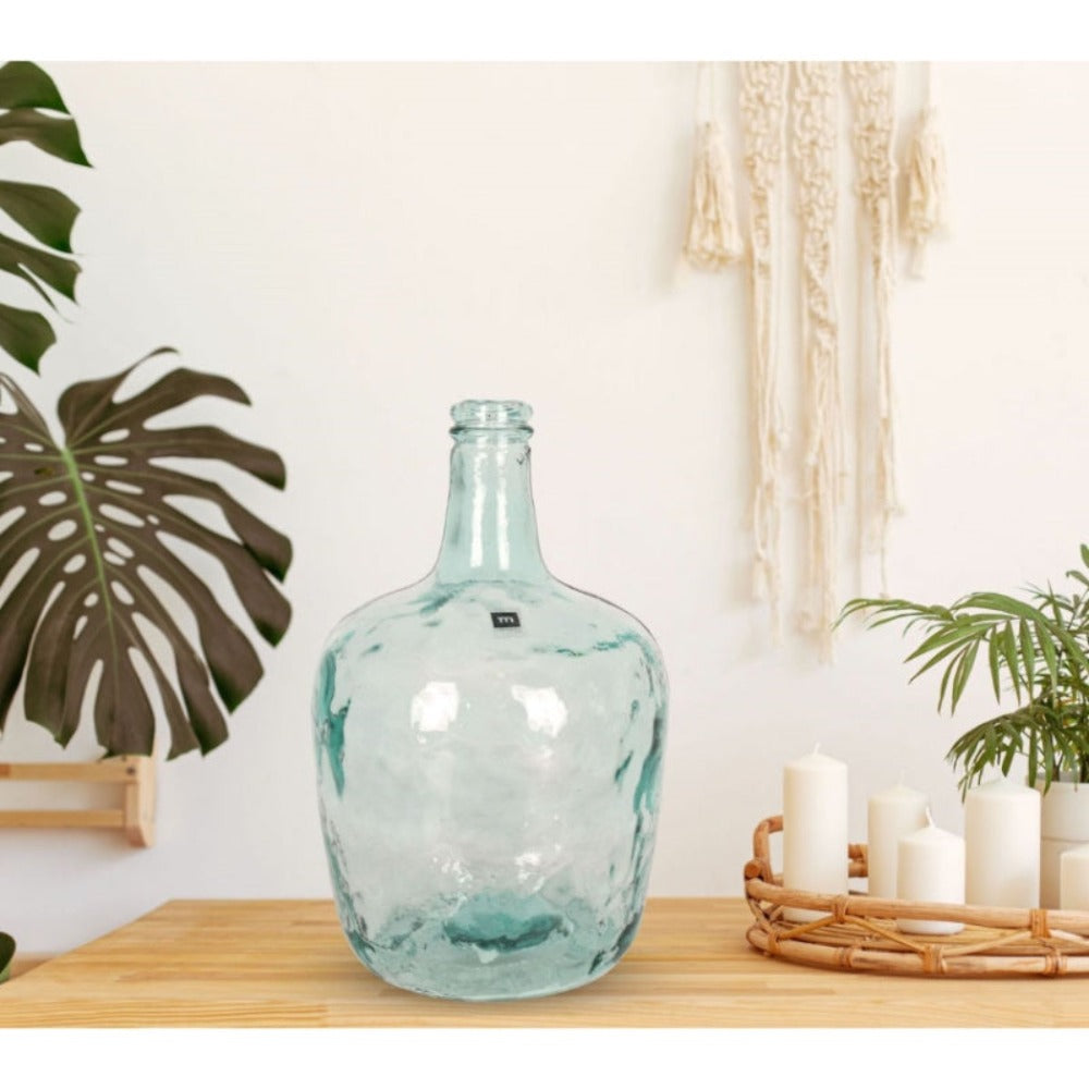LILI HOME Damajuana Jarrón Garrafa de Vidrio Reciclado – Estilo Mediterráneo Artesanal desde 4L hasta 16L Un objeto atemporal que une diseño, sostenibilidad y calidez. Cada pieza es única, soplada a mano con un acabado que conserva la belleza natural del