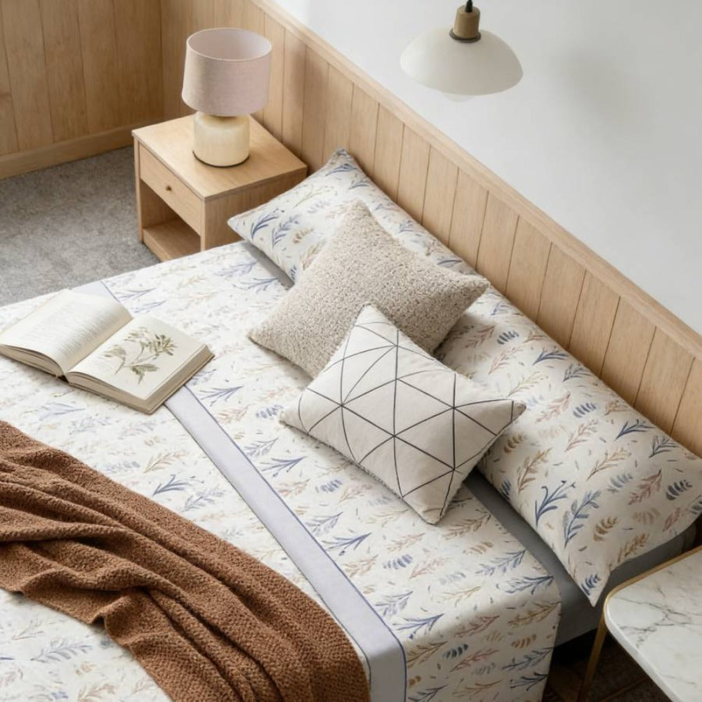 Juego de cama de tres piezas apto para todas las estaciones, que incluye una sábana, una sábana ajustable y fundas de almohada. Medidas: 90 cm, 105 cm, 135 cm, 150 cm y 180 cm.
