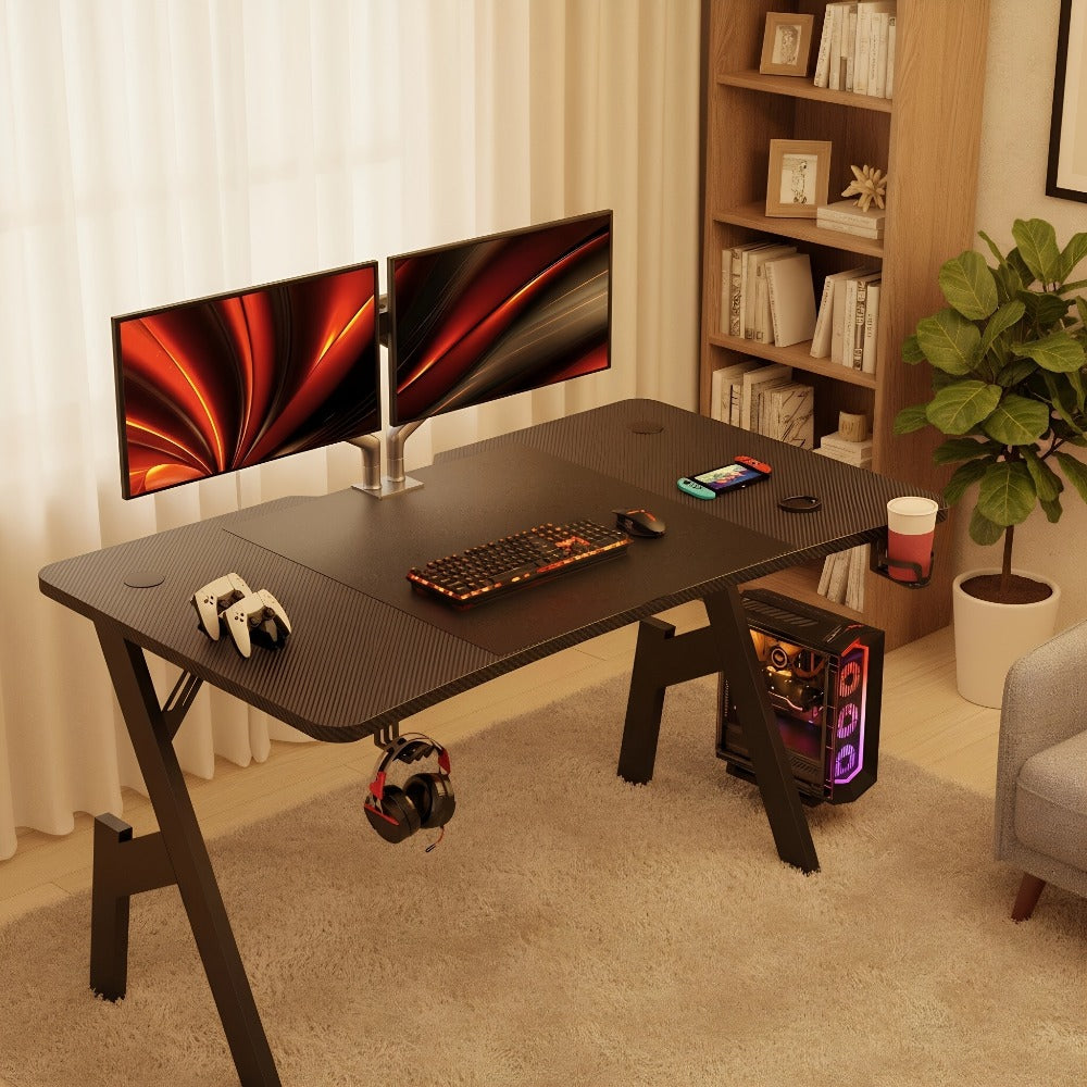 Escritorio Gaming en Forma de A Furnishia con Tapa de Fibra de Carbono y Alfombrilla para Ratón - Amplio Escritorio Ergonómico para PC, Estación de Trabajo de Oficina, Configuración de Streaming/YouTube - Portavasos y Gancho para Auriculares, Montaje,
