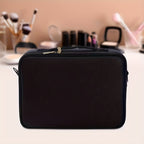 Esta extra grande bolsa de maquillaje viene en rosa y negro, con espejo y ofreciendo amplio espacio para cosméticos. Su diseño elegante la hace ideal tanto para maquilladores profesionales como para uso personal.