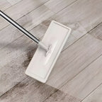 Juego de mopa plana con escurridor, cubo de dos compartimentos + 2 almohadillas de microfibra. Sistema de lavado y secado para limpieza y secado sin mojarse las manos. Cubo de 2 compartimentos con capacidad de 9L y tapones de drenaje. Cabezal giratorio de
