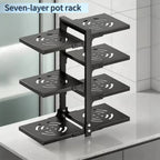 Un estante para ollas robusto con características ajustables y 7 niveles diseñado para guardar ollas, ideal para gabinetes y versátil para usar en encimeras de cocina así como en gabinetes