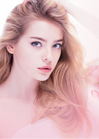 Este atractivo perfume en spray para mujer presenta un aroma a rosa con notas frescas y cautivadoras, mostrando un atractivo distintivo. Es una excelente opción tanto para eventos de negocios como sociales, presentado en un diseño de botella premium.