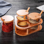 Almacén local, juego de tres tarros para condimentos con soportes triangulares. Tarros de cristal transparente para condimentos con cuchara de bambú y tapa de bambú. 280 ml × 3, aptos para sal, azúcar, especias, pimienta, tarros de condimentos de cocina