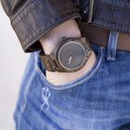 Leeev Reloj de Mano Ligero y Distintivo de Madera para Hombre, Colección Uwood Hecho a Mano de Sándalo Analógico de Cuarzo Vintage con Números Romanos, Reloj de Pulsera de Madera Natural