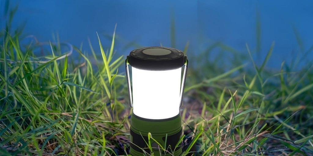 Una linterna portátil que ofrece 1500 lúmenes, con cuatro modos de iluminación, un reflector ajustable y diseñada como una luz de emergencia a pilas ideal para balcones, patios de pared, jardines y cortes de energía, pero no incluye una batería.