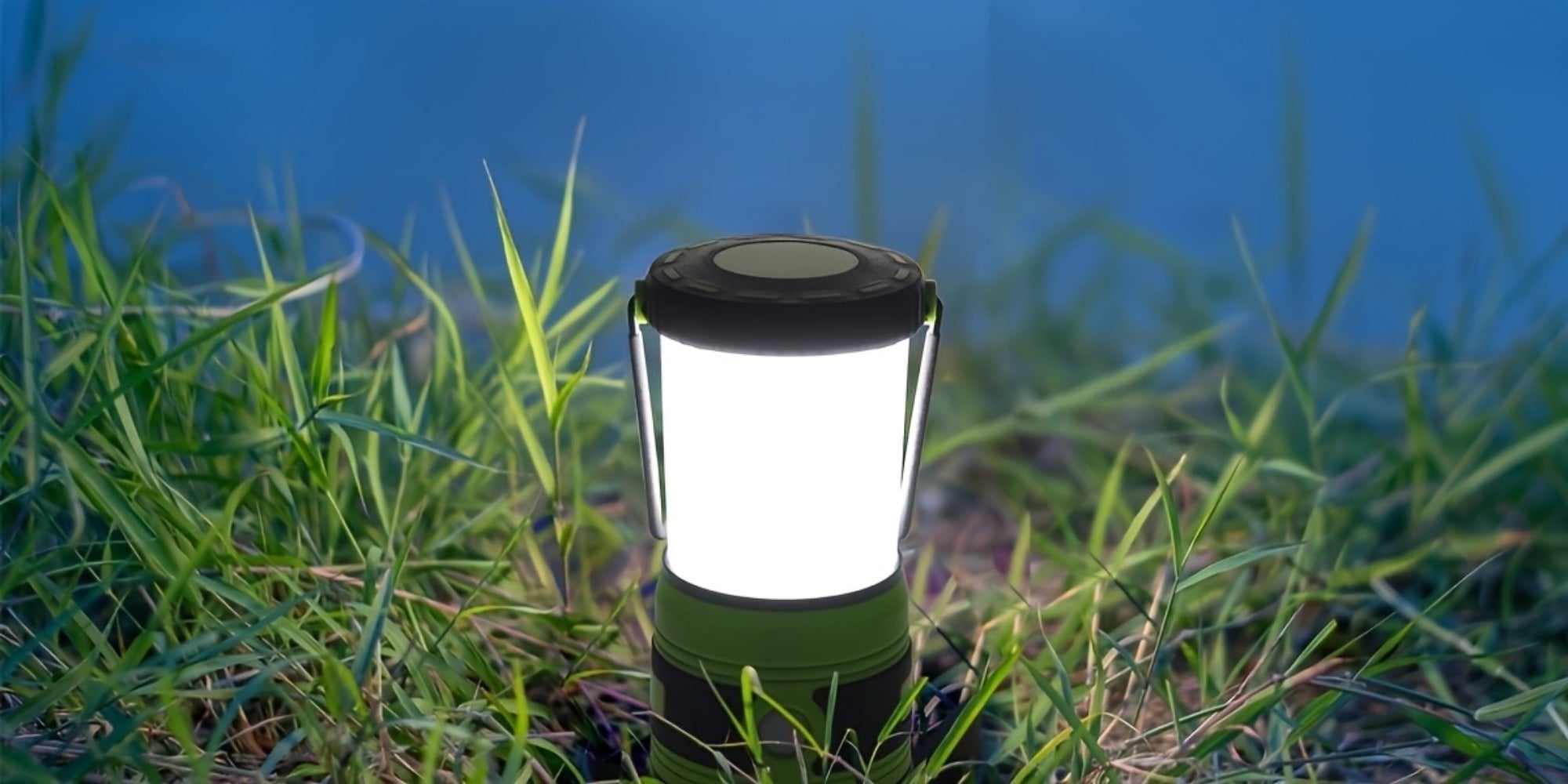 Una linterna portátil que ofrece 1500 lúmenes, con cuatro modos de iluminación, un reflector ajustable y diseñada como una luz de emergencia a pilas ideal para balcones, patios de pared, jardines y cortes de energía, pero no incluye una batería.