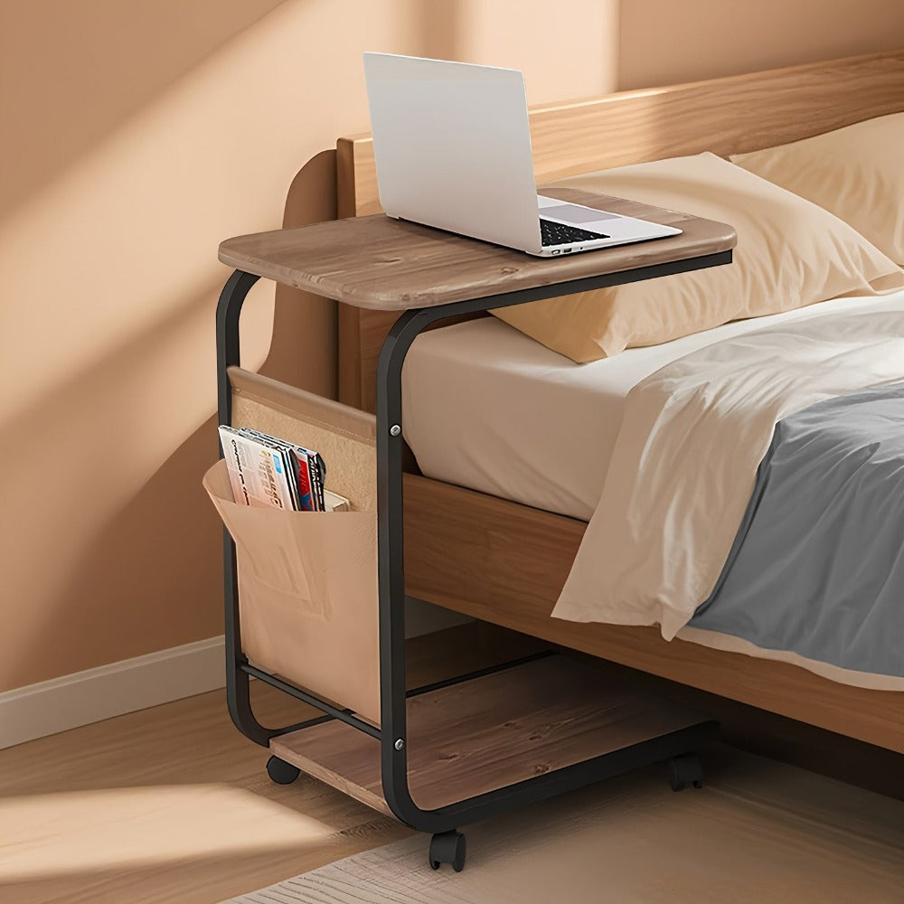Mesa Auxiliar de Sofá de Doble Capa, Mesa de Sofá Compacta que Ahorra Espacio, Mesa Rodante con Bolsillo Lateral, Adecuada para una Sala de Estar con Ruedas Giratorias de 360 Grados en un Diseño en Forma de C