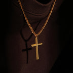 Collar con colgante para hombre hecho de plata 925, con una cruz tridimensional chapada en oro de 18 quilates, acompañado de una cadena cubana resistente de plata 925, lo que lo convierte en un regalo ideal para las fiestas o el Día del Padre, presentado