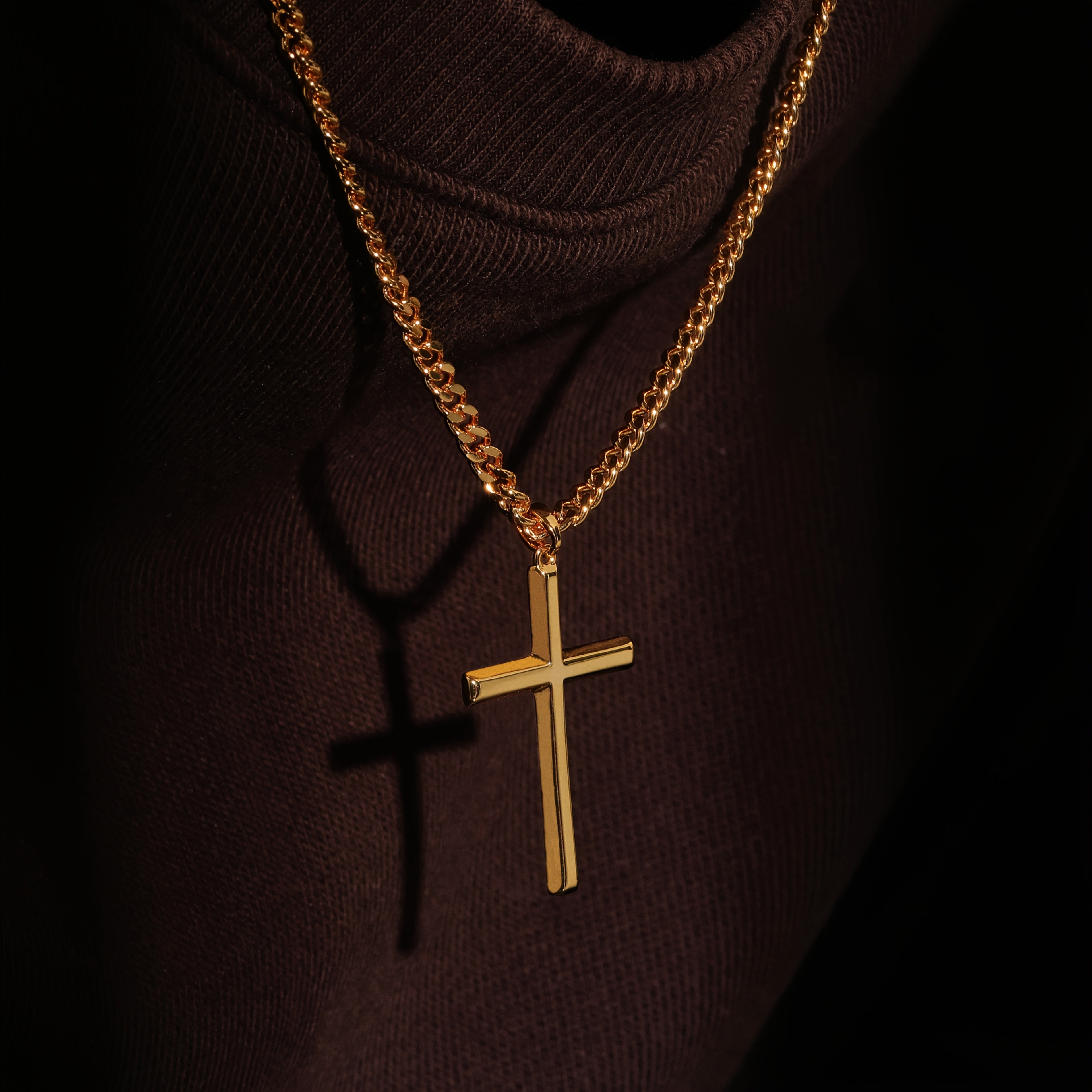 Collar con colgante para hombre hecho de plata 925, con una cruz tridimensional chapada en oro de 18 quilates, acompañado de una cadena cubana resistente de plata 925, lo que lo convierte en un regalo ideal para las fiestas o el Día del Padre, presentado