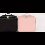 Esta extra grande bolsa de maquillaje viene en rosa y negro, con espejo y ofreciendo amplio espacio para cosméticos. Su diseño elegante la hace ideal tanto para maquilladores profesionales como para uso personal.