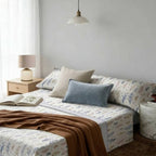 Juego de cama de tres piezas apto para todas las estaciones, que incluye una sábana, una sábana ajustable y fundas de almohada. Medidas: 90 cm, 105 cm, 135 cm, 150 cm y 180 cm.