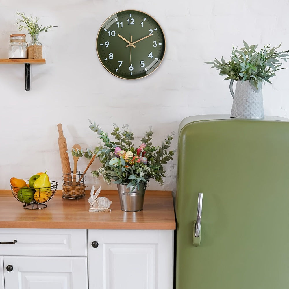 Reloj de pared digital 3D moderno y minimalista de 30.48 cm, marco de plástico dorado y fondo verde oscuro - Movimiento de cuarzo silencioso, funciona con pilas (pila AA no incluida) - Decoración elegante para el hogar para sala de estar, cocina u oficina