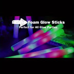 Un set de 60 recuerdos de fiesta variados para la temporada navideña, que incluye varitas de espuma LED que se iluminan en tres modos diferentes. Estas varitas luminosas que brillan en la oscuridad son perfectas para Halloween, decoraciones navideñas, Acc