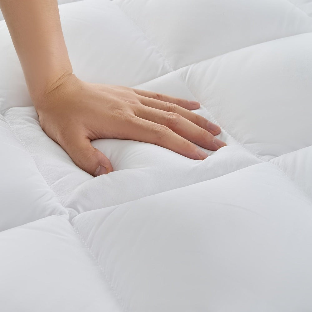 Colchón Topper Delgado de Calidad Hotelera de Lujo con Bandas Elásticas en las Esquinas, Tela Transpirable, Relleno de Poliéster 1000GSM, Cómodo y Cálido, Lavable a Máquina, Blanco, Diseño Acolchado en Cuadros Diamante, Tamaño Completo, Diseño de Caja