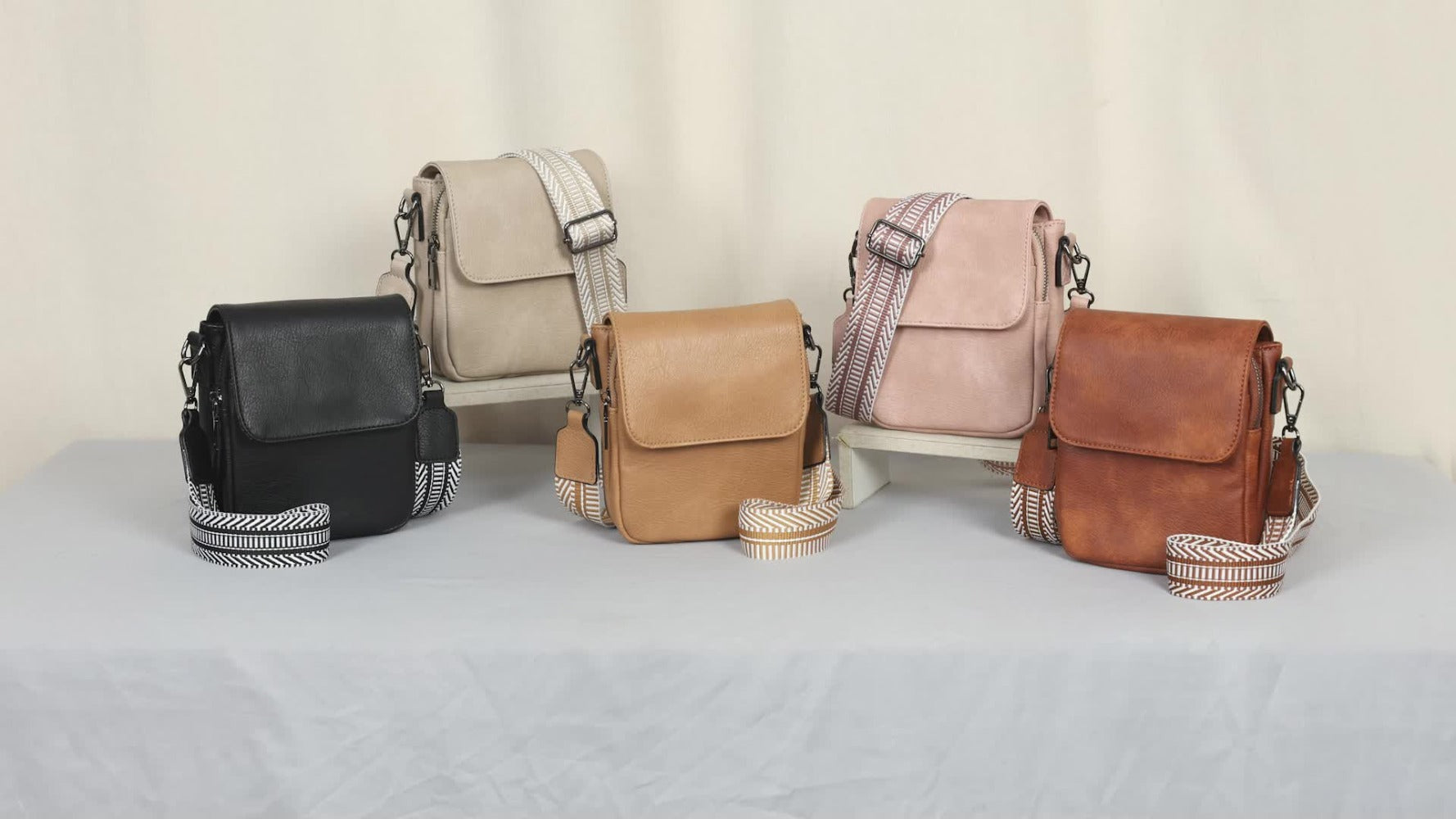 Un nuevo bolso bandolera para mujer con varios bolsillos, tapa abatible, correa ancha de PU tejido de moda y diseñado para llevar sobre un solo hombro