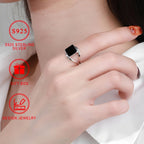 Un anillo elegante para mujer hecho de plata de ley 925, que presenta una exquisitez elegante con incrustaciones de ónix negro. Esta hermosa y de alta calidad pieza de joyería es perfecta para el uso diario y es un regalo ideal para las fiestas para la fa