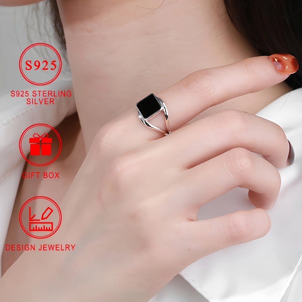 Un anillo elegante para mujer hecho de plata de ley 925, que presenta una exquisitez elegante con incrustaciones de ónix negro. Esta hermosa y de alta calidad pieza de joyería es perfecta para el uso diario y es un regalo ideal para las fiestas para la fa