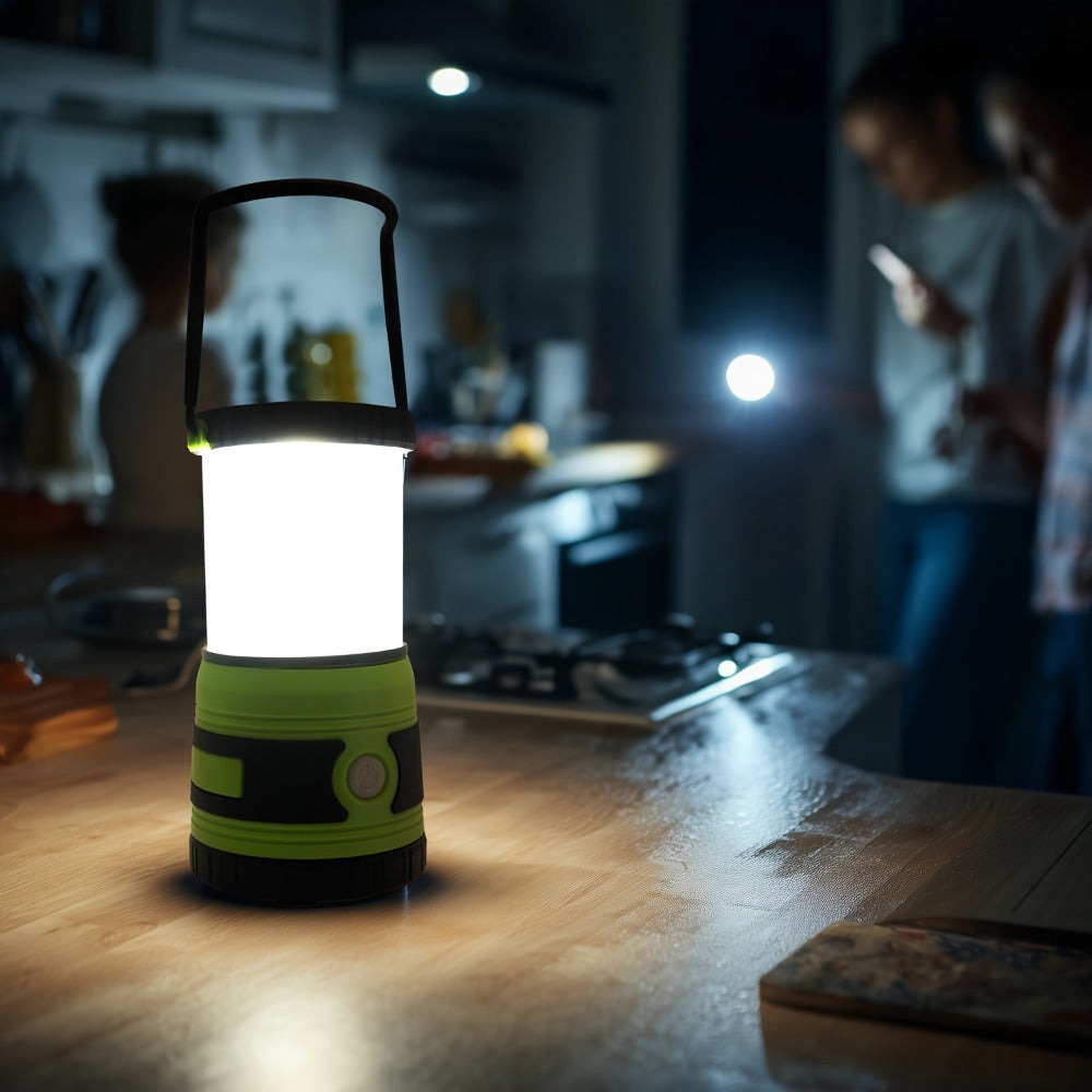 Una linterna portátil que ofrece 1500 lúmenes, con cuatro modos de iluminación, un reflector ajustable y diseñada como una luz de emergencia a pilas ideal para balcones, patios de pared, jardines y cortes de energía, pero no incluye una batería.