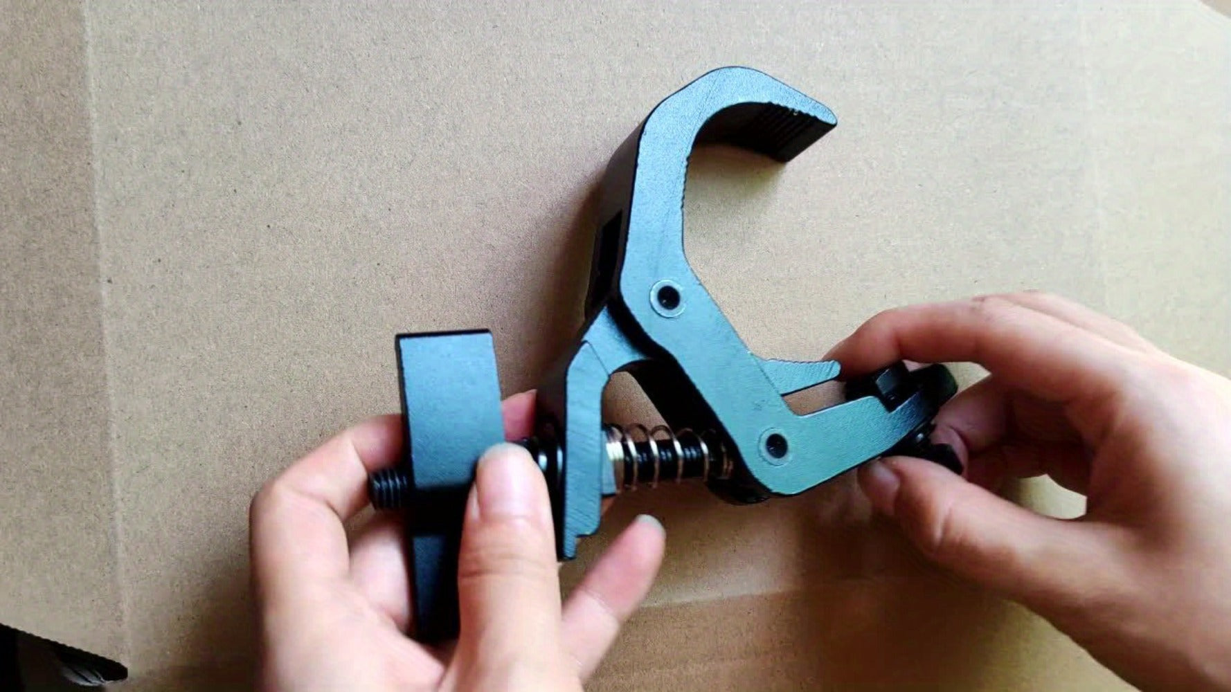 8 ganchos ajustables de aleación de aluminio para luces de escenario, ganchos de color negro para luces par, ganchos para luces de haz, gancho para faros delanteros para luces de escenario al aire libre, se adaptan a trusses o tuberías de diámetro de 1.57