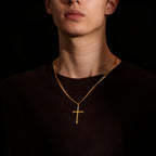 Collar con colgante para hombre hecho de plata 925, con una cruz tridimensional chapada en oro de 18 quilates, acompañado de una cadena cubana resistente de plata 925, lo que lo convierte en un regalo ideal para las fiestas o el Día del Padre, presentado