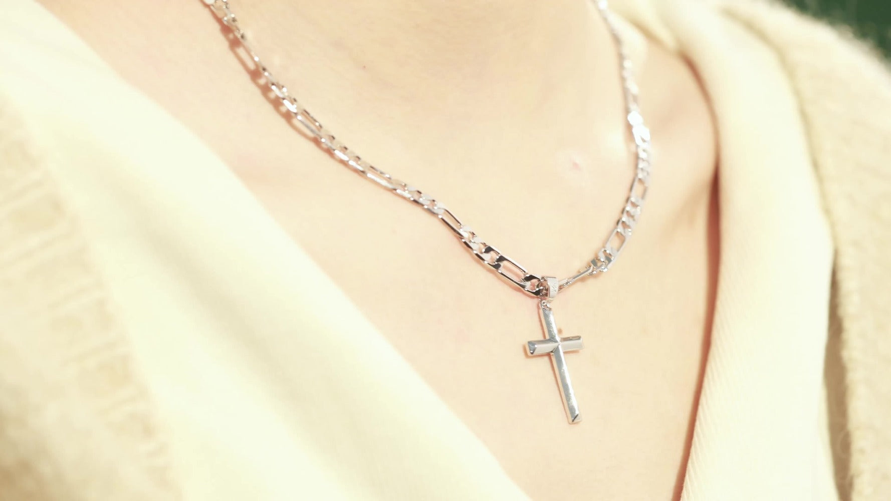 Una cadena plateada brillante hecha de plata 925, perfecta para complementos de mujer. Ideal como regalo para mujeres, ya sea para el Día de San Valentín, madres e hijas, aniversarios o parejas. También es adecuada como regalo para hombres, complementos Y