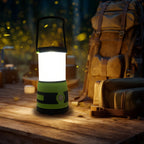 Una linterna portátil que ofrece 1500 lúmenes, con cuatro modos de iluminación, un reflector ajustable y diseñada como una luz de emergencia a pilas ideal para balcones, patios de pared, jardines y cortes de energía, pero no incluye una batería.