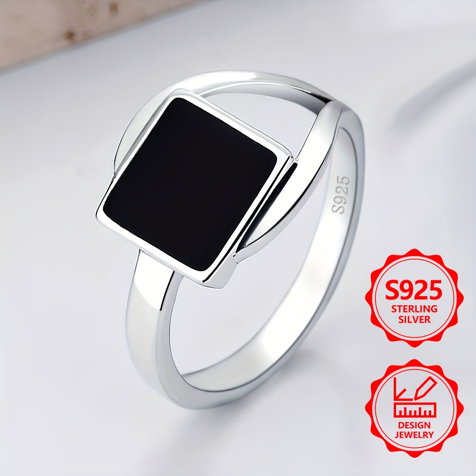Un anillo elegante para mujer hecho de plata de ley 925, que presenta una exquisitez elegante con incrustaciones de ónix negro. Esta hermosa y de alta calidad pieza de joyería es perfecta para el uso diario y es un regalo ideal para las fiestas para la fa