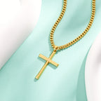 Collar con colgante para hombre hecho de plata 925, con una cruz tridimensional chapada en oro de 18 quilates, acompañado de una cadena cubana resistente de plata 925, lo que lo convierte en un regalo ideal para las fiestas o el Día del Padre, presentado