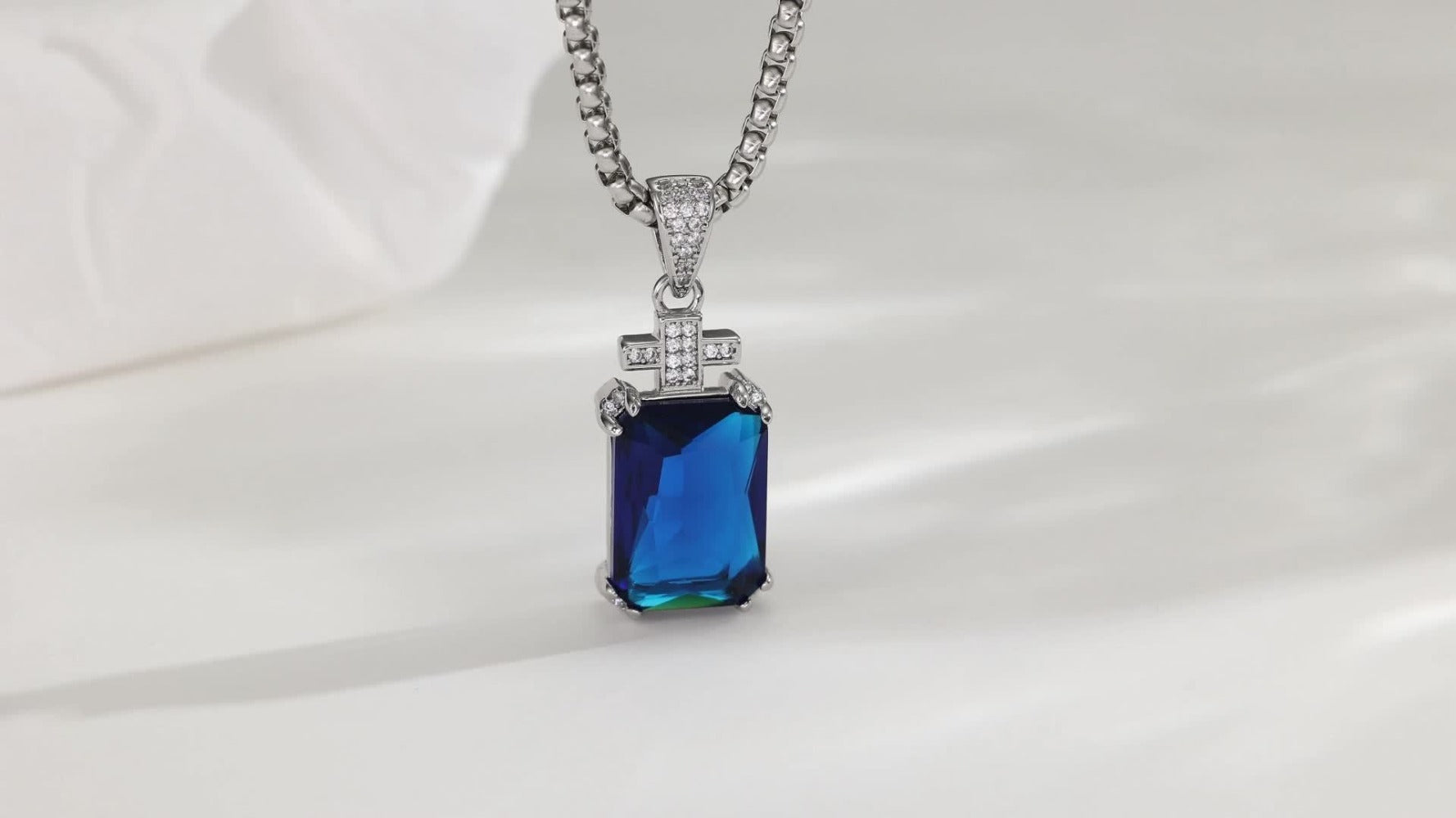 Collar de cruz prémium para hombre | Colgante de circonita cúbica sintética tallada de 17.5 quilates | Cadena de acero inoxidable 304L de 60.96 cm | Regalo de lujo para él