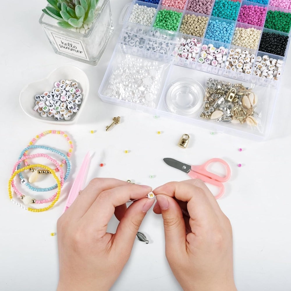 6500 piezas de cuentas de 3 mm en 24 colores | ARTREE Conjunto de cuentas de 3 mm para pulseras , incluye cuentas con letras, ideal para hacer pulseras DIY, collares, artesanías y joyas.