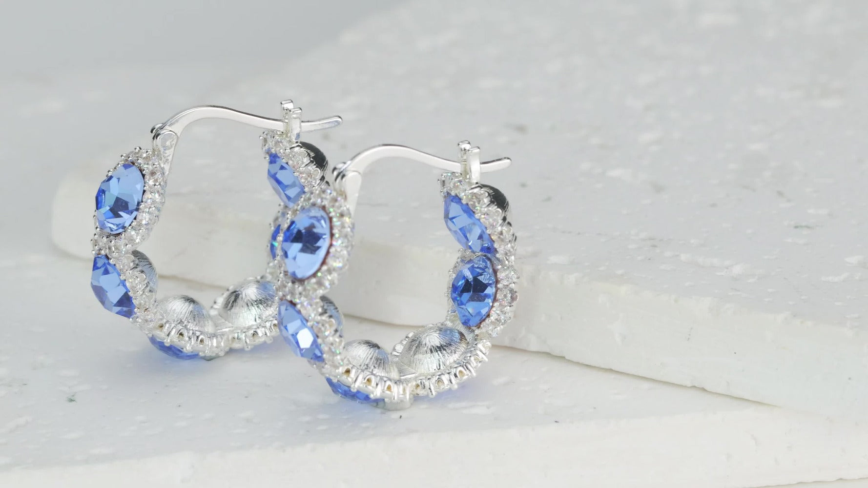 Pendientes de plata 925 de alta calidad para mujer con circonita sintética azul en diseño de corona, perfectos para ocasiones elegantes y a la moda. Regalos ideales para Navidad, San Valentín o cumpleaños, presentados en una hermosa caja de regalo.
