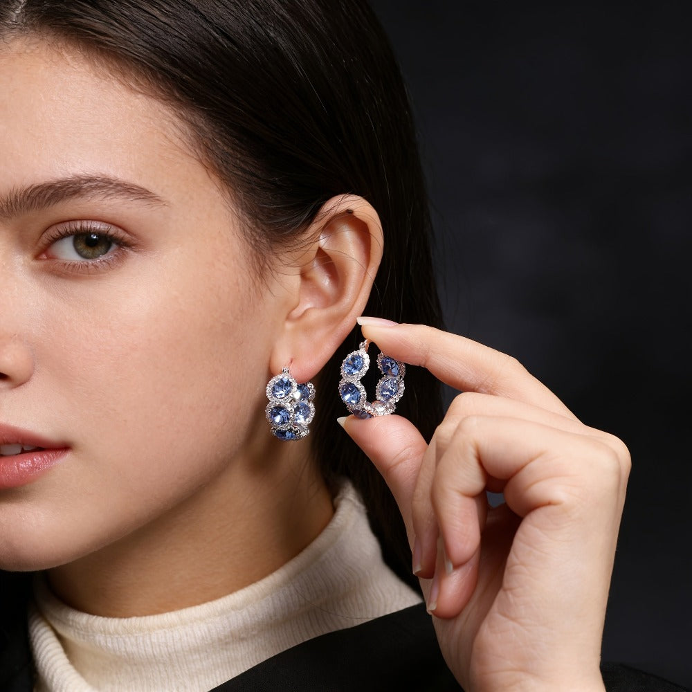 Pendientes de plata 925 de alta calidad para mujer con circonita sintética azul en diseño de corona, perfectos para ocasiones elegantes y a la moda. Regalos ideales para Navidad, San Valentín o cumpleaños, presentados en una hermosa caja de regalo.